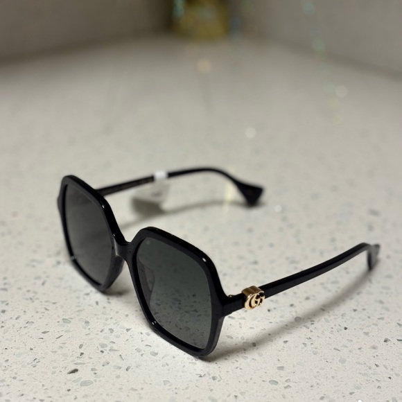 Elegant Black Gucci Sunglasses with Gold Accent Gucci GG1072SA